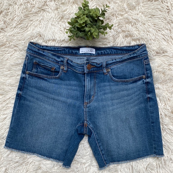 Loft Raw Hem Jean Shorts 💗 Medium Wash - Picture 4 of 11